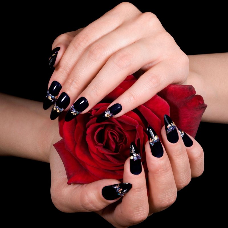 Классический маникюр черно белый