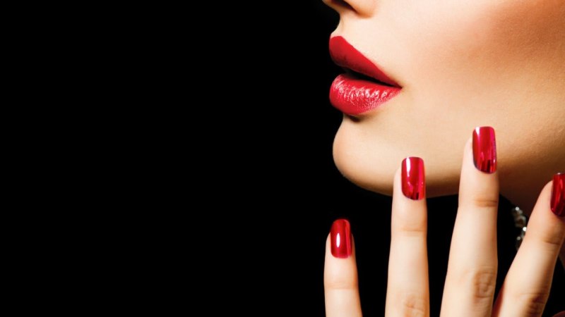 Маникюр на темном фоне