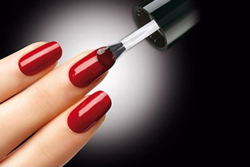 Девушка с красными ногтями