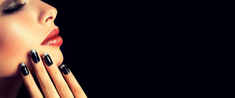 Красивые черные ногти