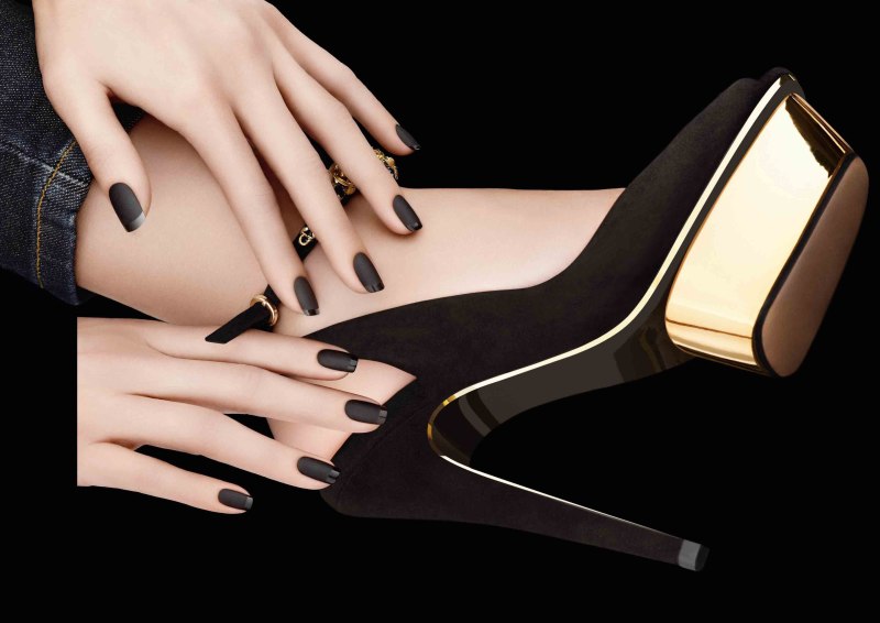 Девушка с красными губами и ногтями