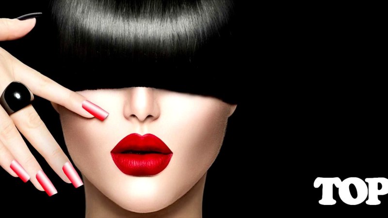 Девушка с красными ногтями