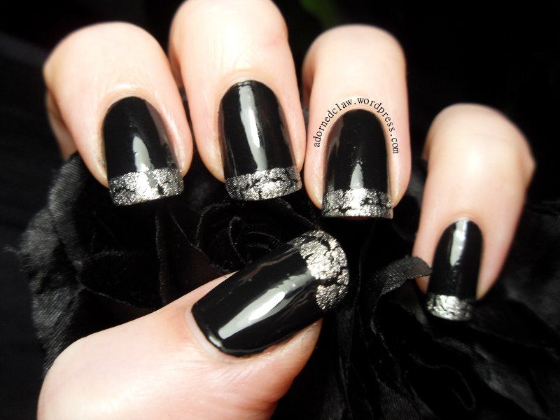 Девушка с черным маникюром