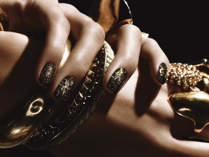 Маникюр под черное платье