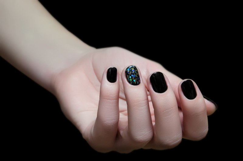 Красные губы и ногти