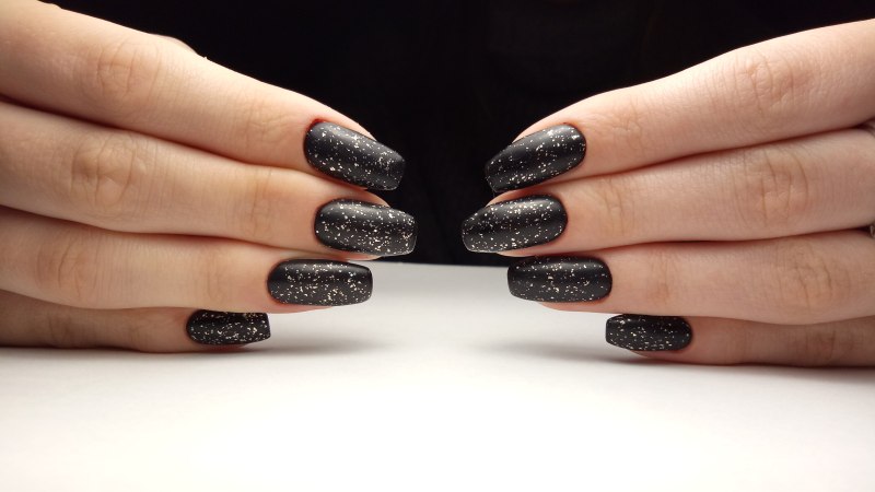 Лак для ногтей на черном фоне