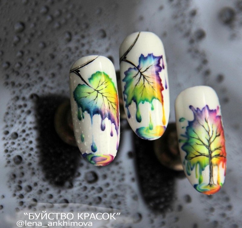 Акварель на ногтях листики