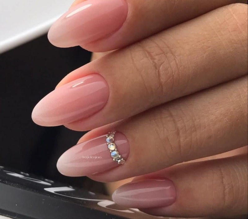 Маникюр градиент нюдовый