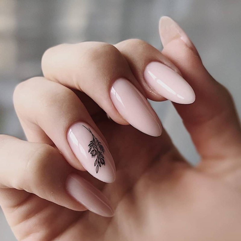 Весенний нюдовый маникюр на миндаль