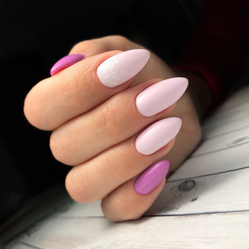 Розовые матовые ногти