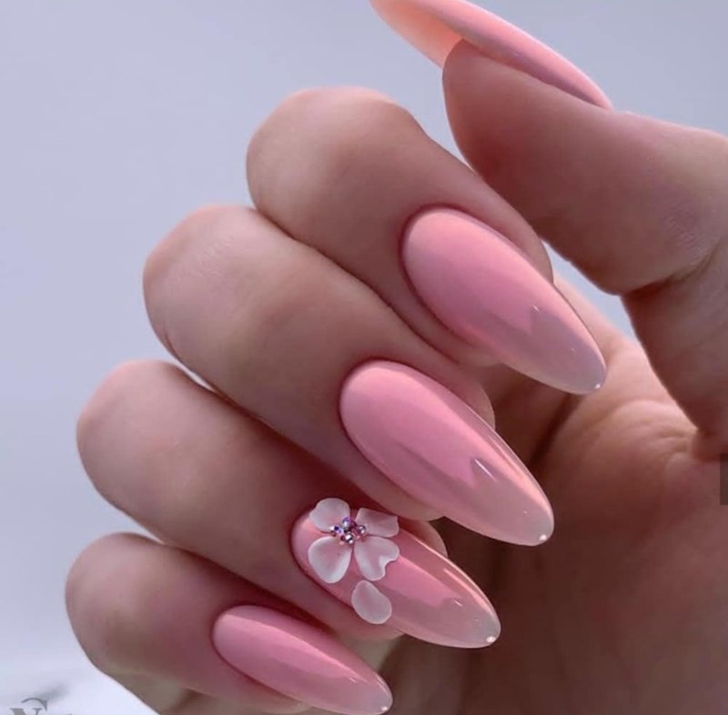 Розовые миндальные ногти