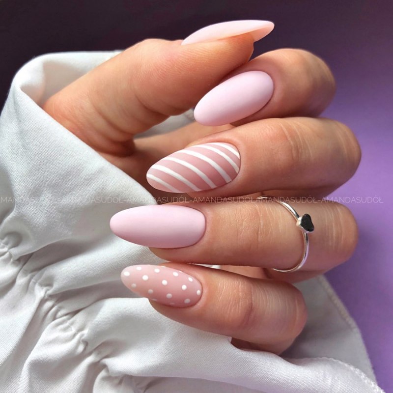 Нежно розовый маникюр на миндалевидных