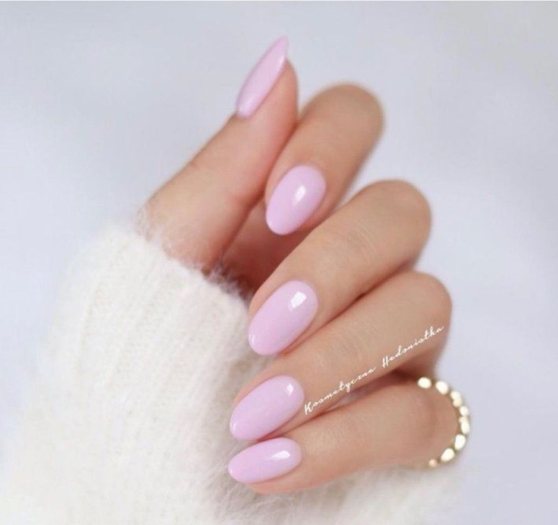 Маникюр в пастельных тонах миндаль