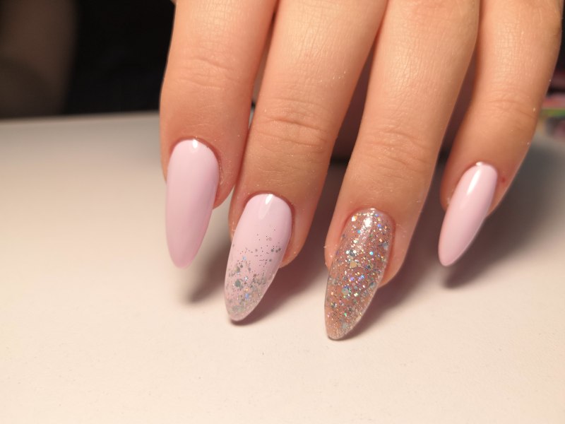Маникюр розовый с блёстками