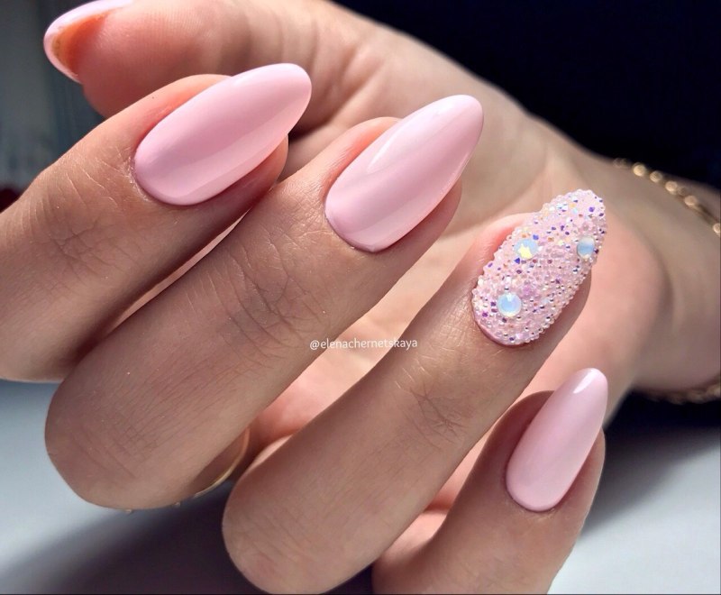 Нежный маникюр на миндалевидные ногти