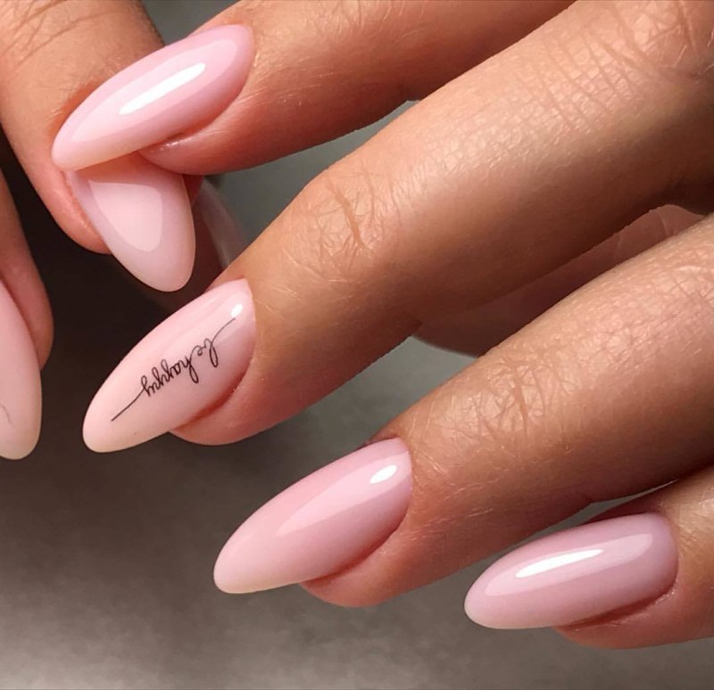 Нюдовый маникюр френч миндаль