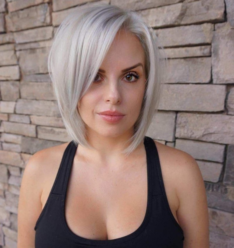 Девушка блондинка каре с большой грудью