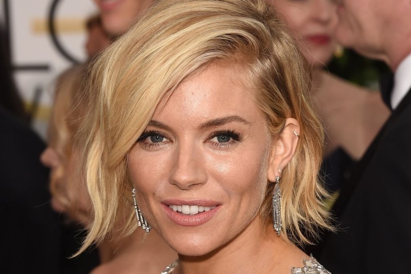 Короткий Каскад стрижка с кривдой чолкоц