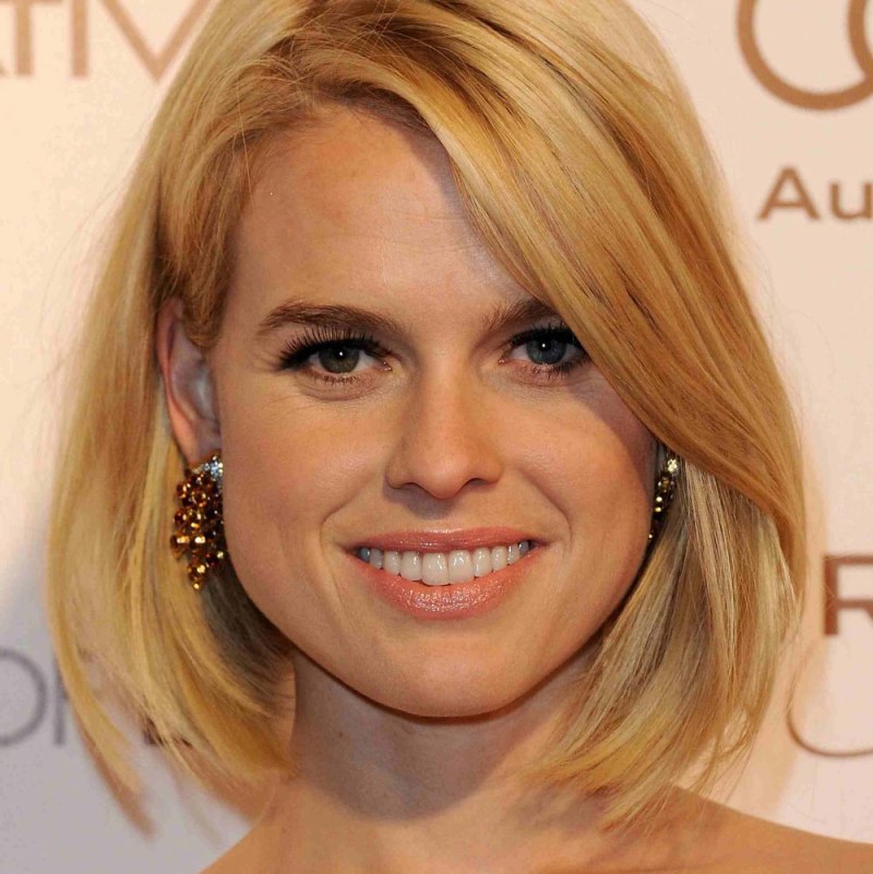 Блондинка с каре селфи