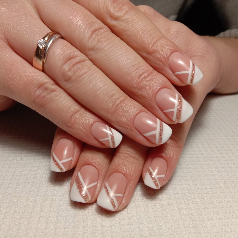 Красивый французский маникюр на короткие ногти