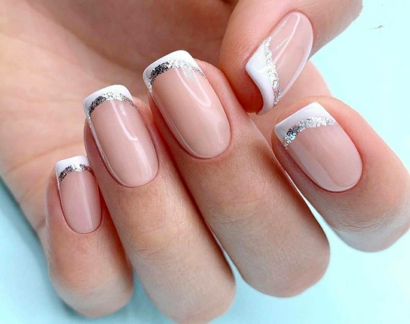 Серебристый френч на короткие ногти