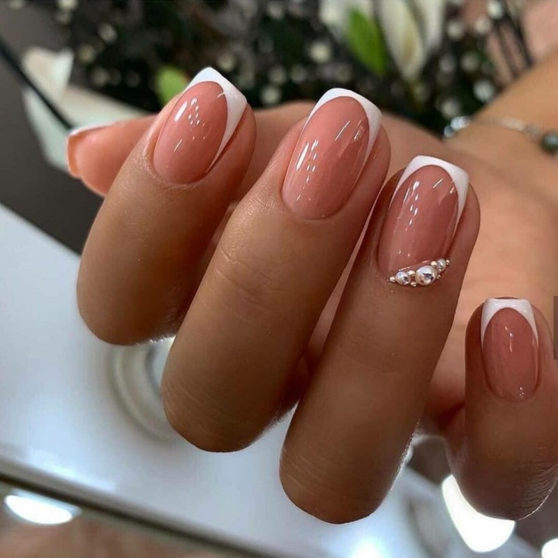 Французский маникюр с дизайном