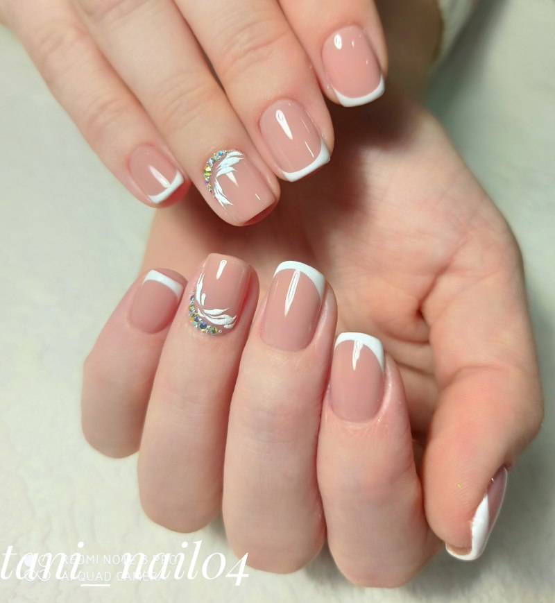 Нежный французский маникюр на коротких ногтях