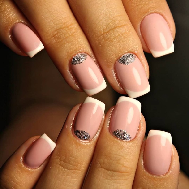 Стильный френч на короткие ногти