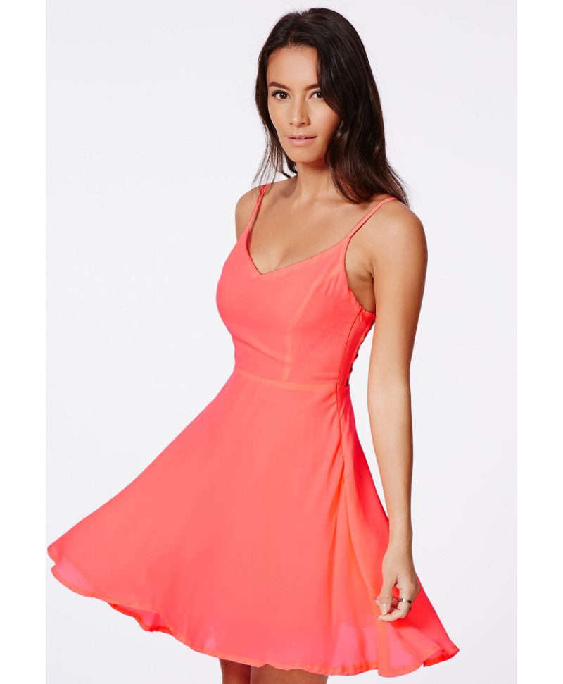 Яркий коралловый цвет