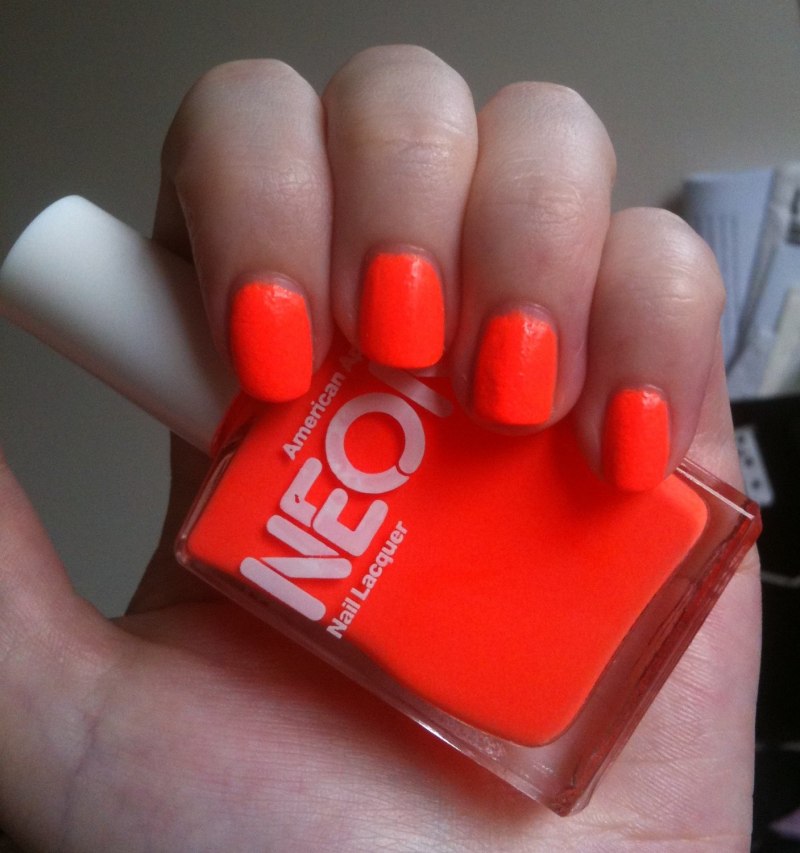 Красно коралловый лак