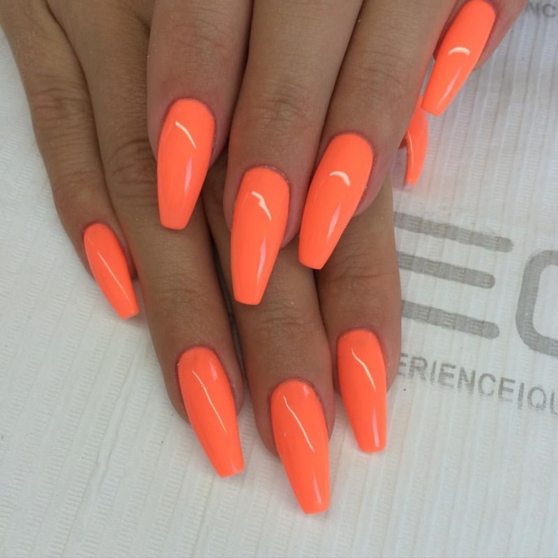 Неоновый коралловый маникюр