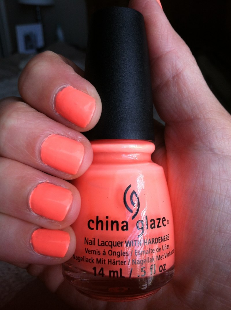 Босоножки на невысоком каблуке коралловые