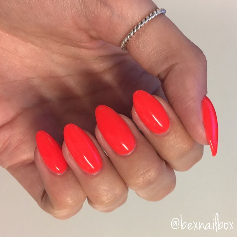 Оранжево коралловый маникюр