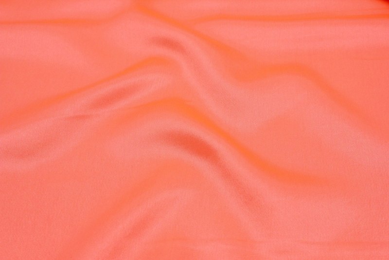 Яркий лак для ногтей