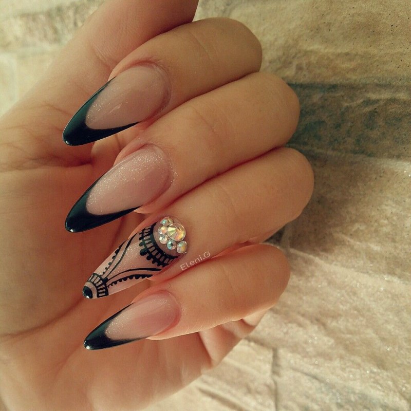 Френч черный на ногтях миндаль