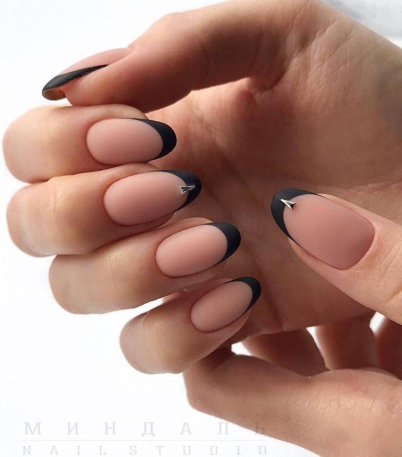 Чёрный френч на ногтях миндалевидной