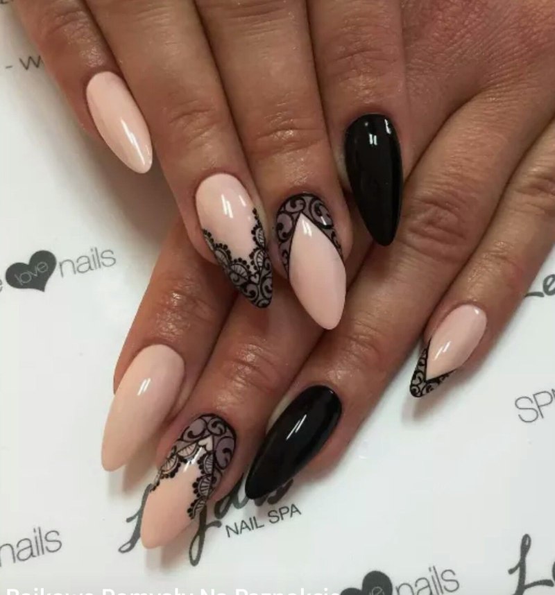 Чёрный френч на ногтях миндалевидной 2021