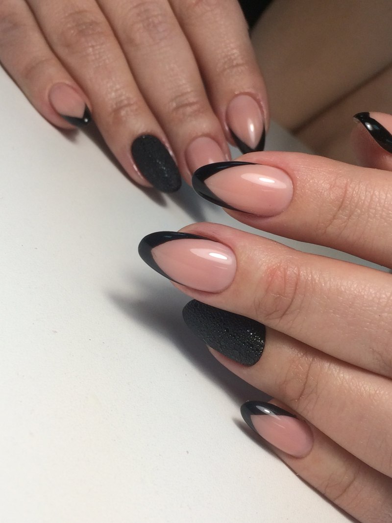 Нюдовый маникюр френч миндаль