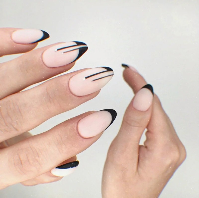 Французский маникюр с черными кончиками