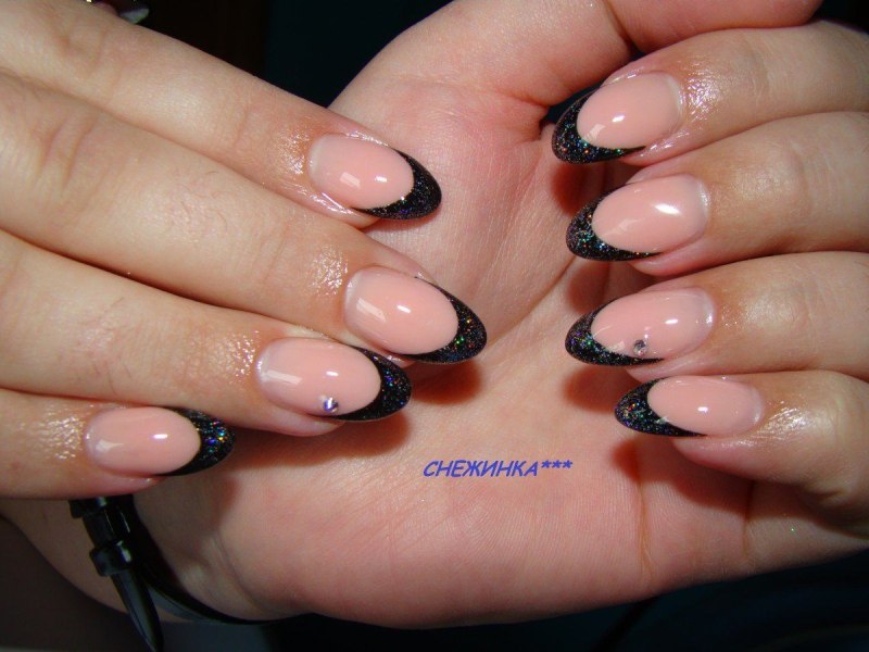 Маникюр бежевый с черным