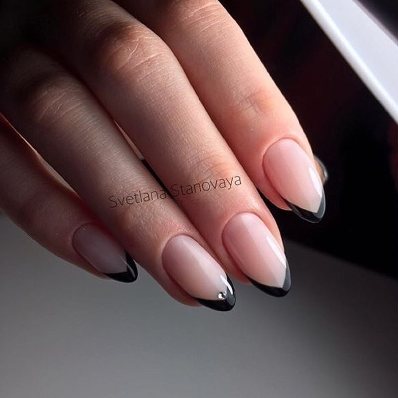 Чёрный френч на ногтях миндалевидной 2021