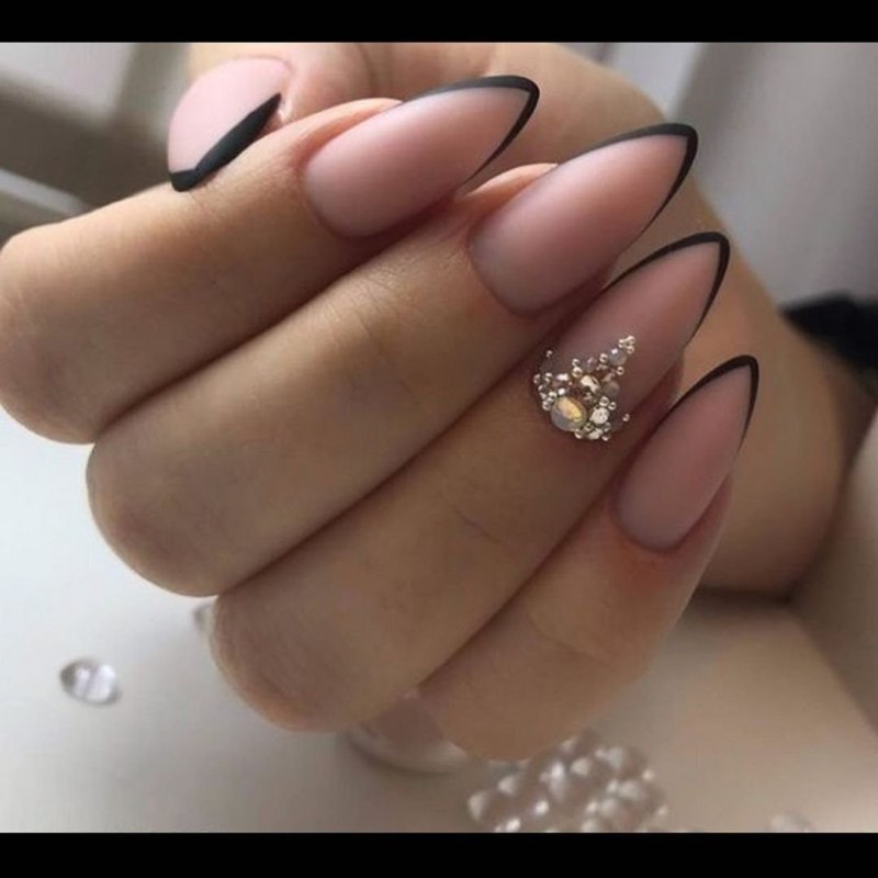 Маникюр на длинные ногти миндалевидной