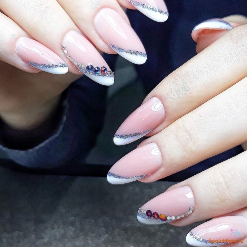 Чёрный френч на ногтях миндалевидной