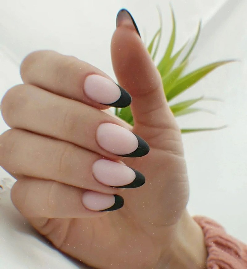 Темный френч на миндалевидных ногтях