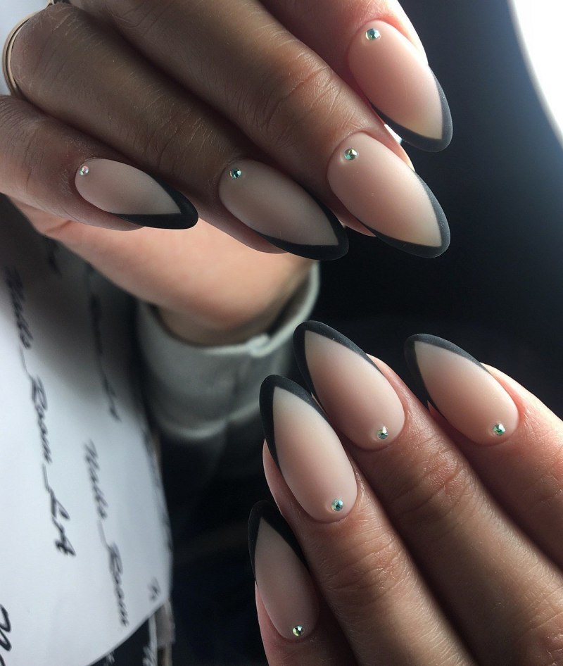 Красивый маникюр на миндалевидные ногти