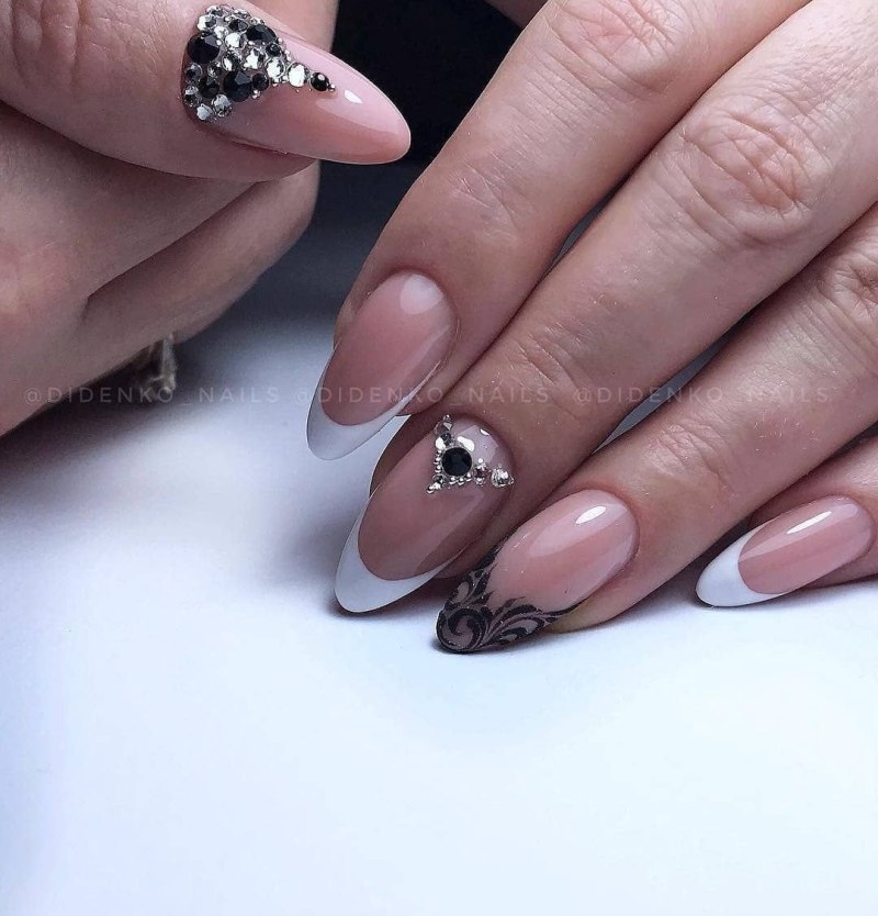 Чёрный френч на ногтях миндалевидной формы 2021