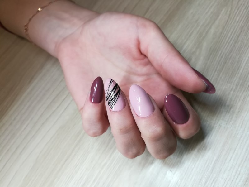 Красный матовый маникюр с паутинкой