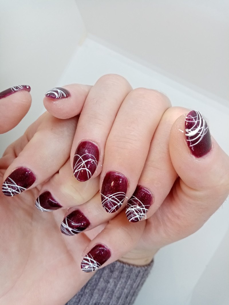 Бордовые ногти с веточкой