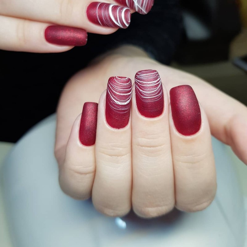 Коричневый маникюр с паутинкой