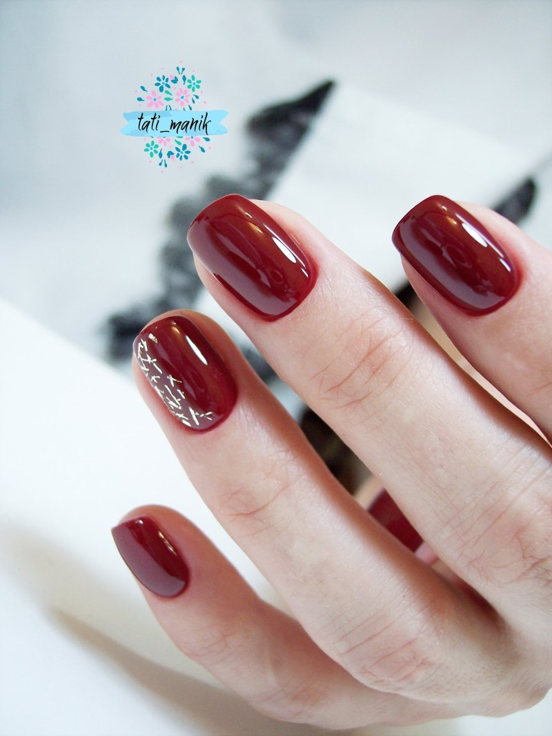 Маникюр бордовый с черным